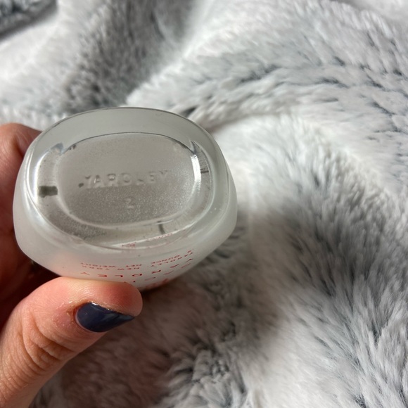 ••Yardley Red Roses Sachet Powder Jar - Picture 5 of 5